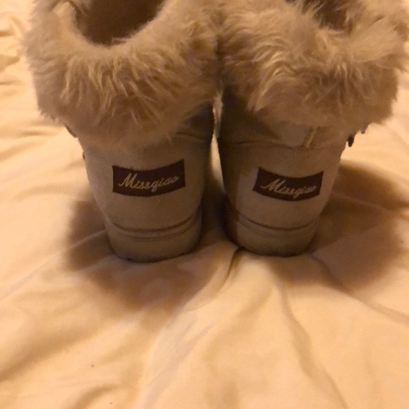 Fuzzy boots - Picture 4 of 5